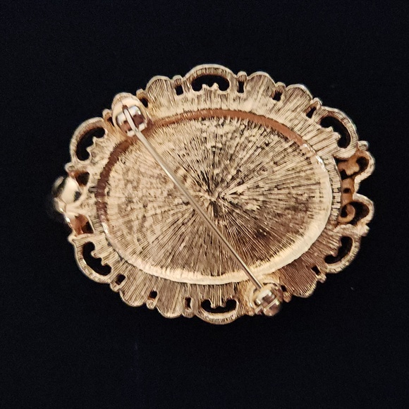 Avon - Picture 3 of 5